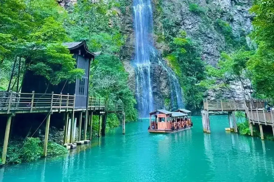Boat on Baofeng Lake